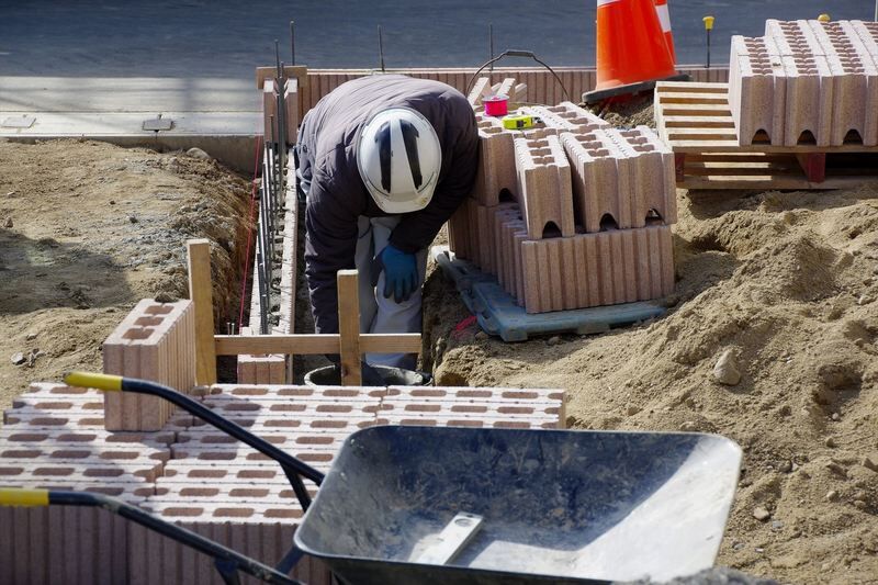 外構工事を行う職人